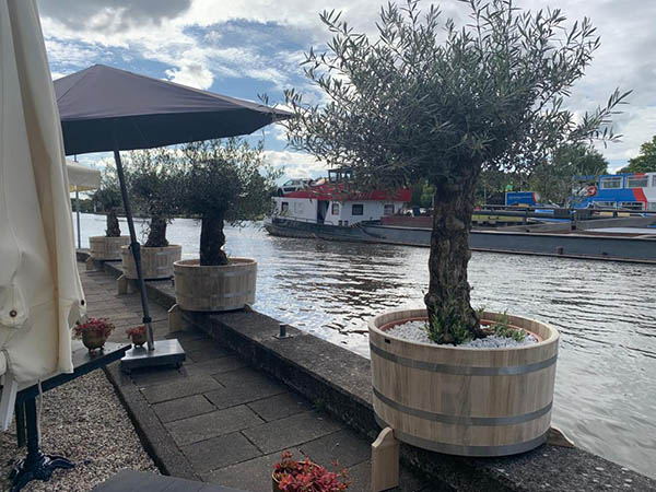 Maatwerk houten plantenkuipen voor Restaurant ’s Molenaarsbrug in Alphen aan den Rijn
